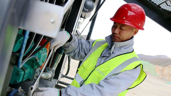 Routine Maintenance of Drilling Rig Machine